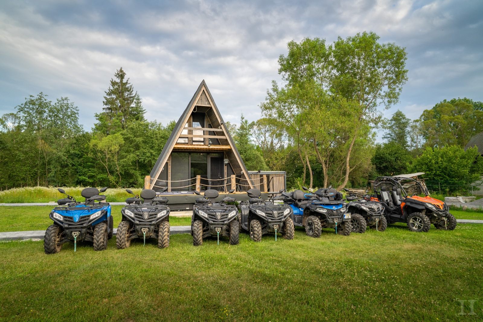 ATV-uri în fața cabanei